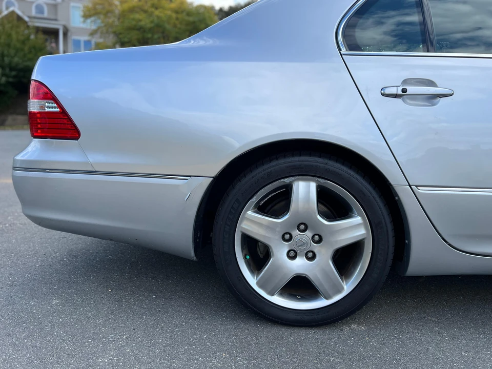 2005 Lexus LS 3rd Gen - Image 17 of 31