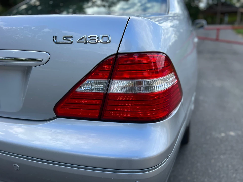 2005 Lexus LS 3rd Gen - Image 16 of 31