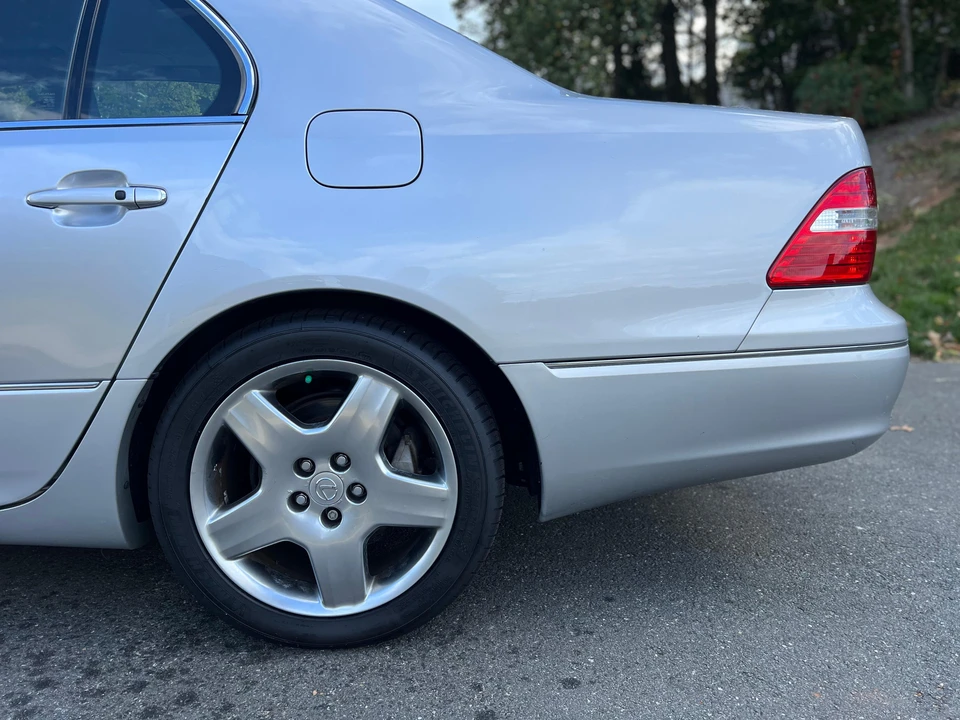 2005 Lexus LS 3rd Gen - Image 13 of 31