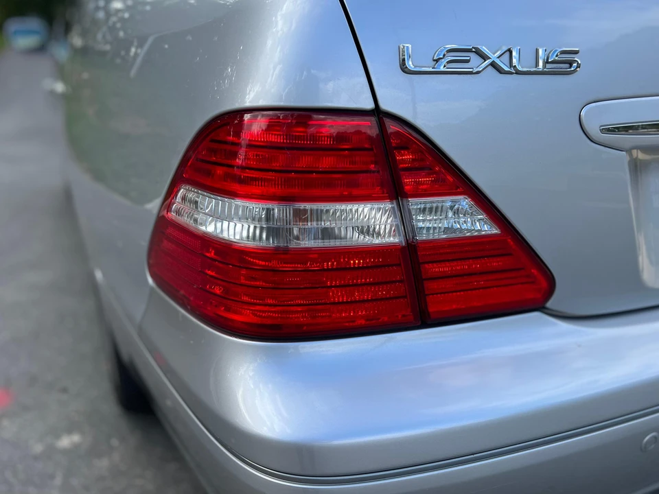 2005 Lexus LS 3rd Gen - Image 14 of 31