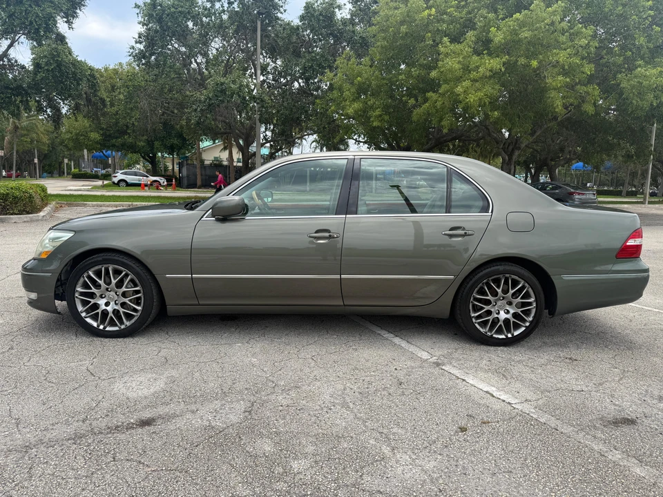 2005 Lexus LS 3rd Gen - Image 9 of 31