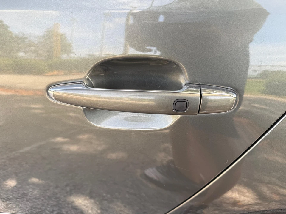 2005 Lexus LS 3rd Gen - Image 24 of 31