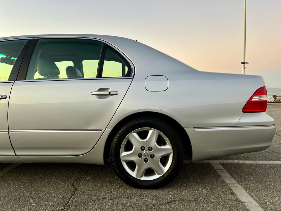2005 Lexus LS 3rd Gen - Image 17 of 31