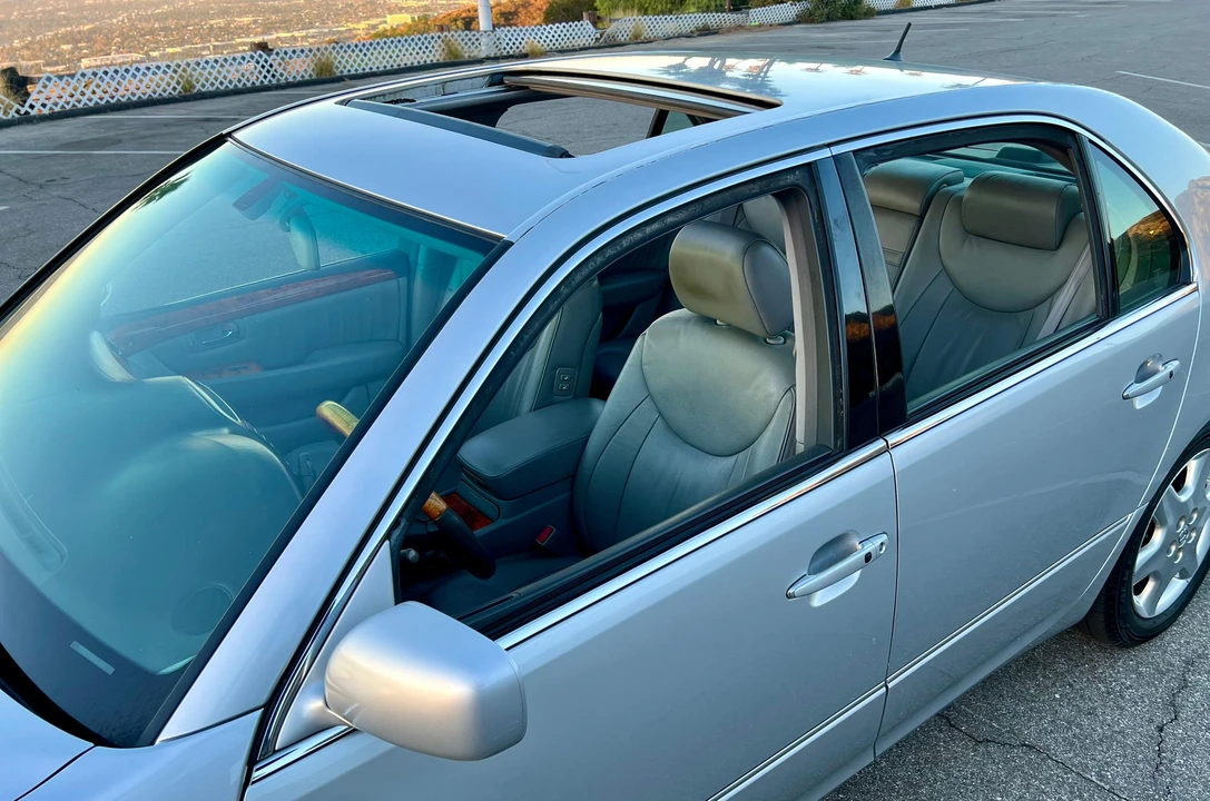 2005 Lexus LS 3rd Gen - Image 30 of 31