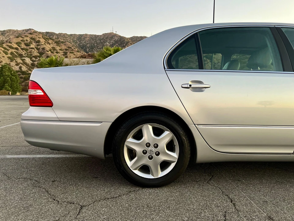 2005 Lexus LS 3rd Gen - Image 18 of 31