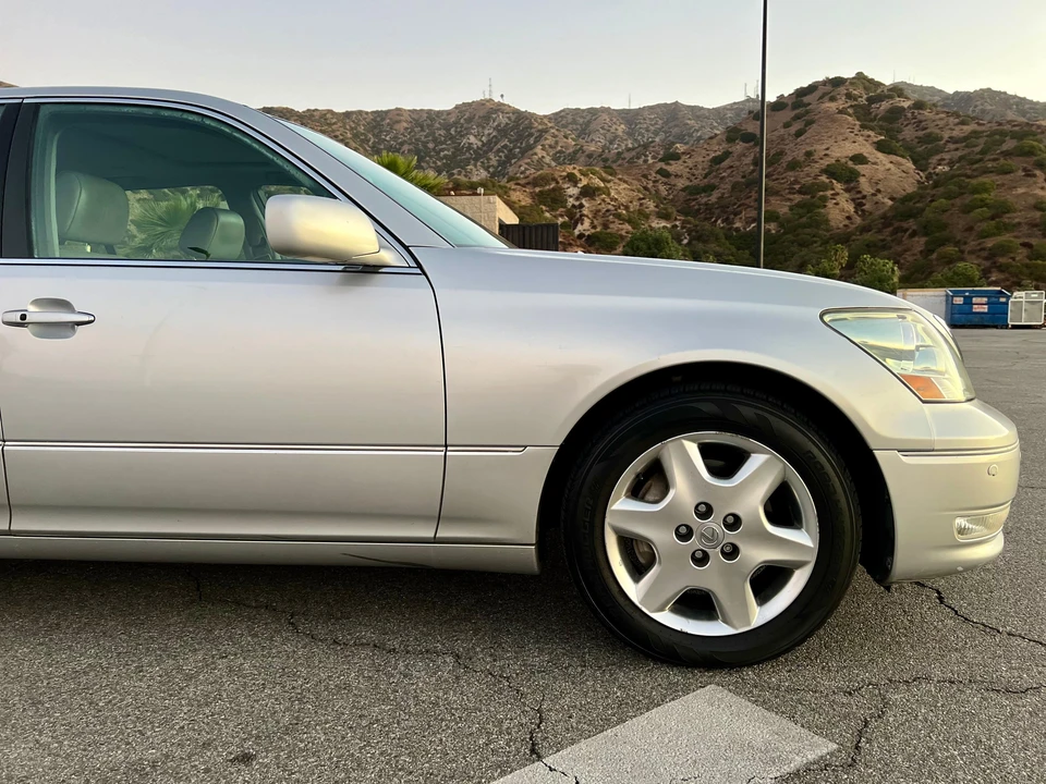 2005 Lexus LS 3rd Gen - Image 19 of 31