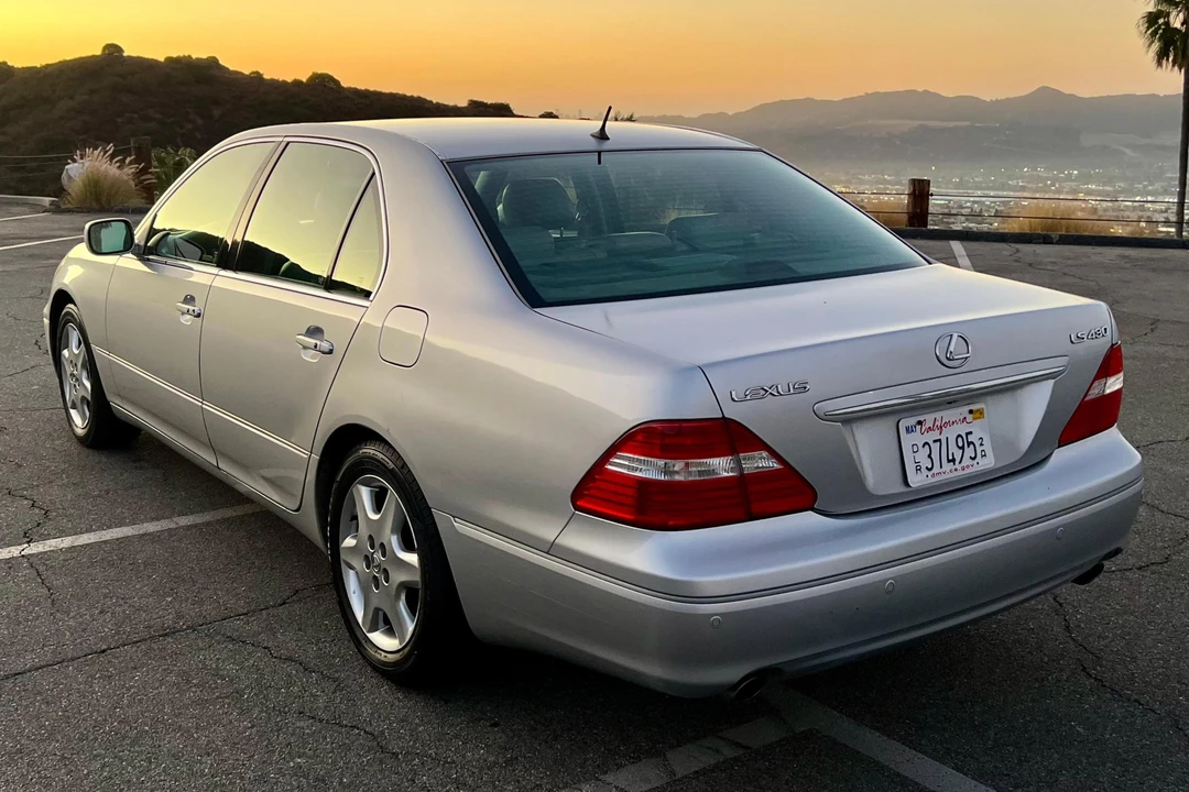 2005 Lexus LS 3rd Gen - Image 4 of 31