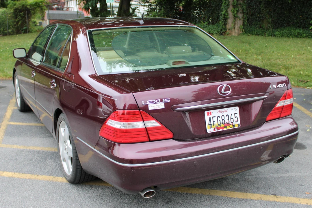 2005 Lexus LS 3rd Gen - Image 12 of 31
