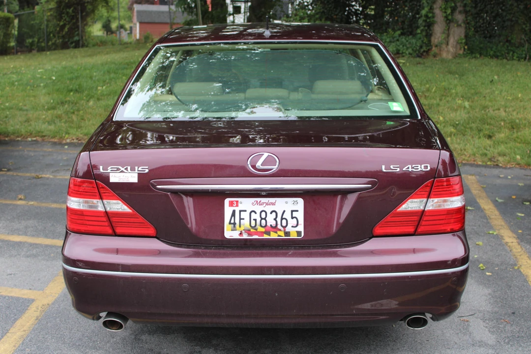 2005 Lexus LS 3rd Gen - Image 5 of 31