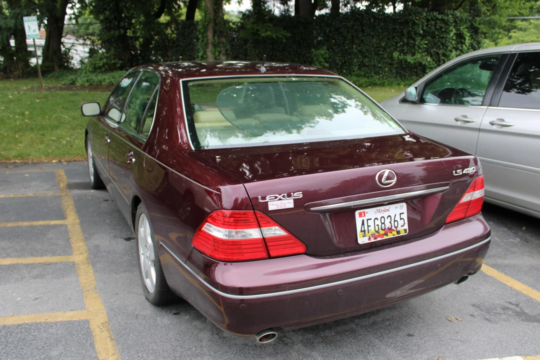 2005 Lexus LS 3rd Gen - Image 13 of 31