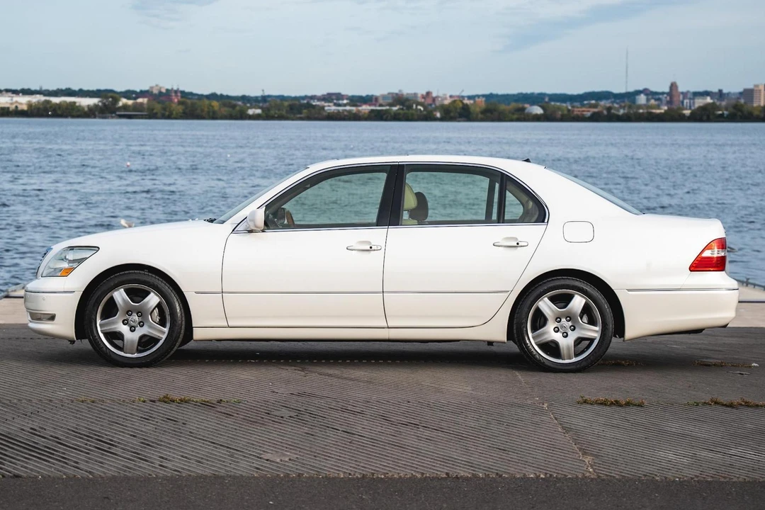 2005 Lexus LS 3rd Gen - Image 3 of 31