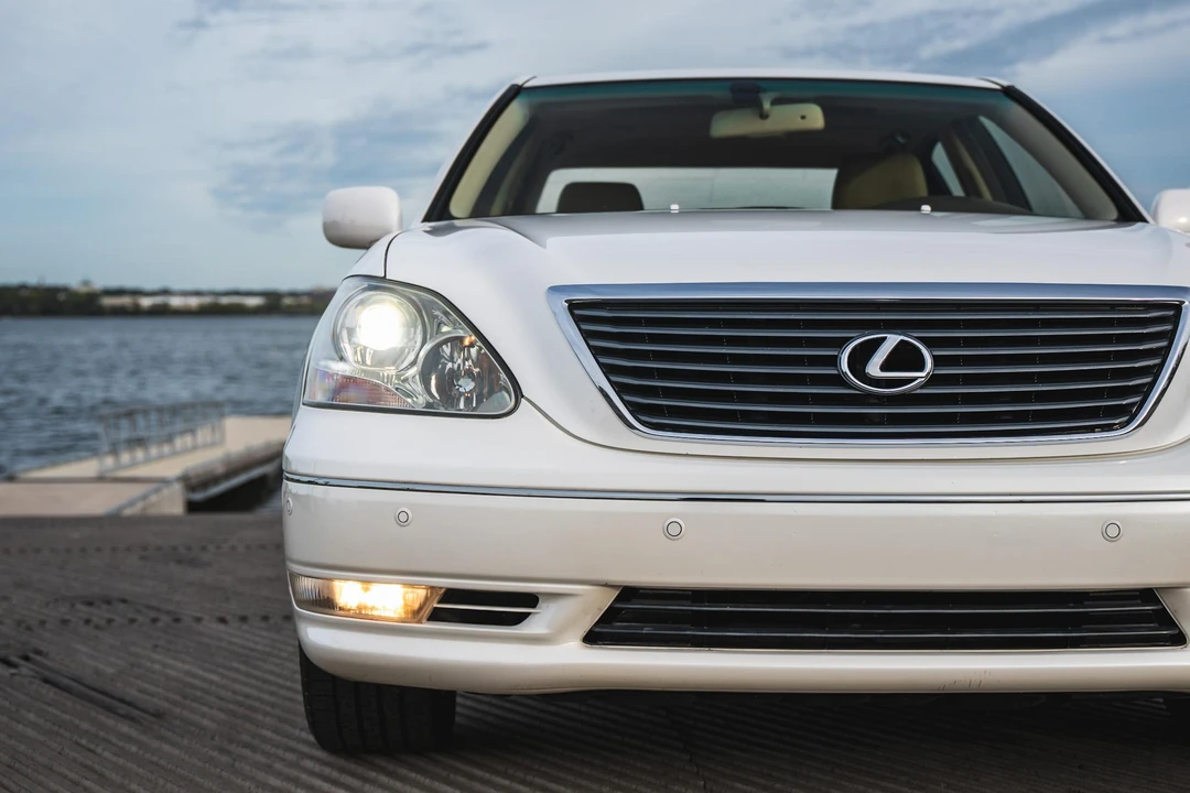 2005 Lexus LS 3rd Gen - Image 23 of 31