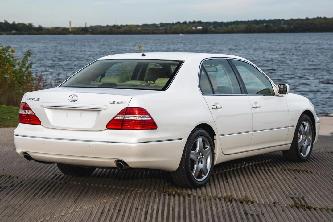2005 Lexus LS 3rd Gen - Image 4 of 31