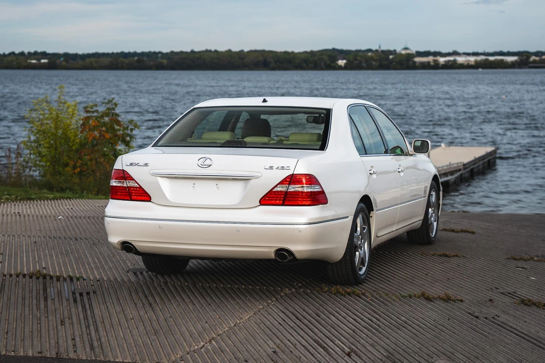 2005 Lexus LS 3rd Gen - Image 15 of 31