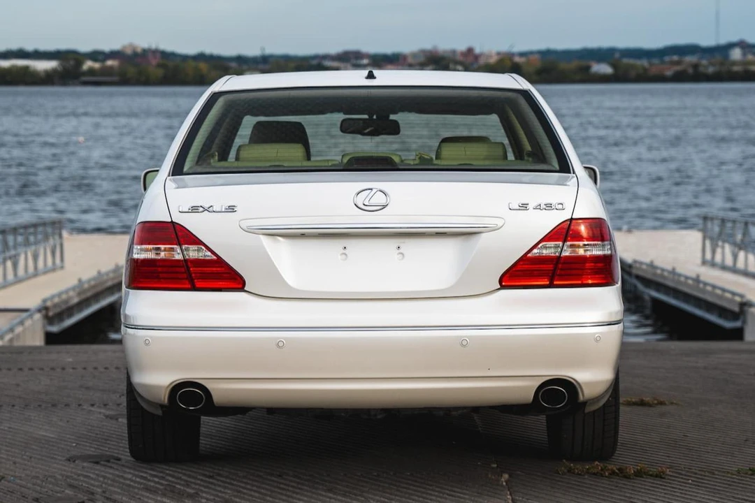 2005 Lexus LS 3rd Gen - Image 5 of 31