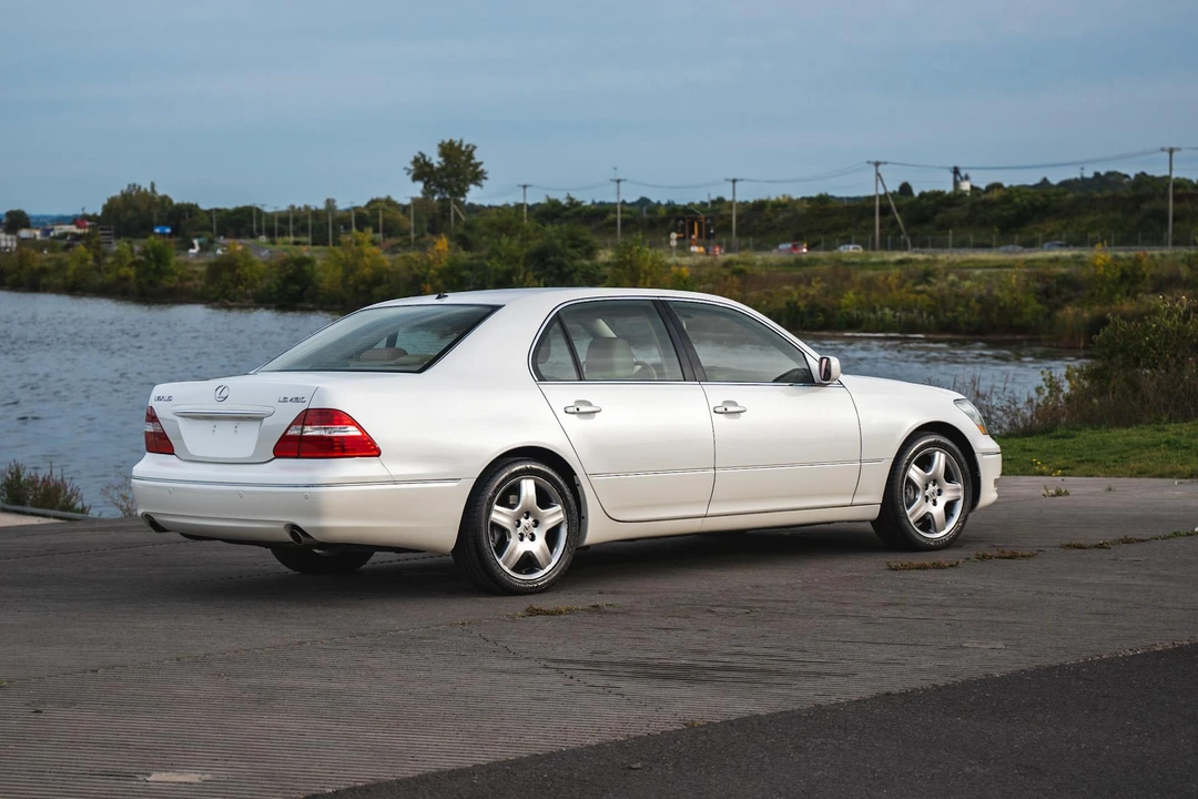 2005 Lexus LS 3rd Gen - Image 16 of 31