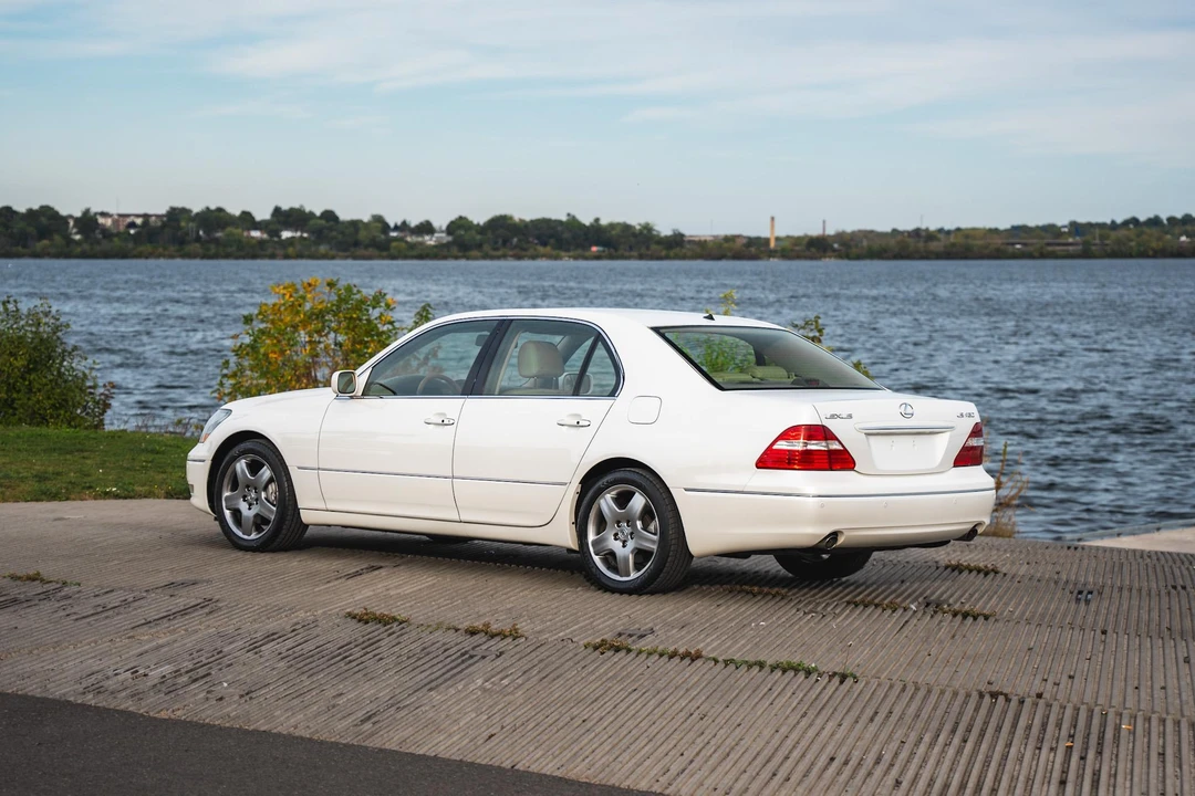 2005 Lexus LS 3rd Gen - Image 12 of 31