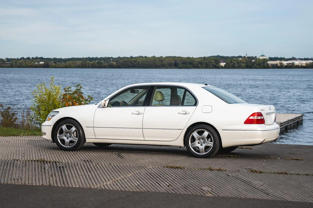 2005 Lexus LS 3rd Gen - Image 11 of 31