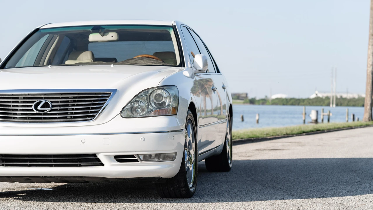 2005 Lexus LS 3rd Gen - Image 22 of 31