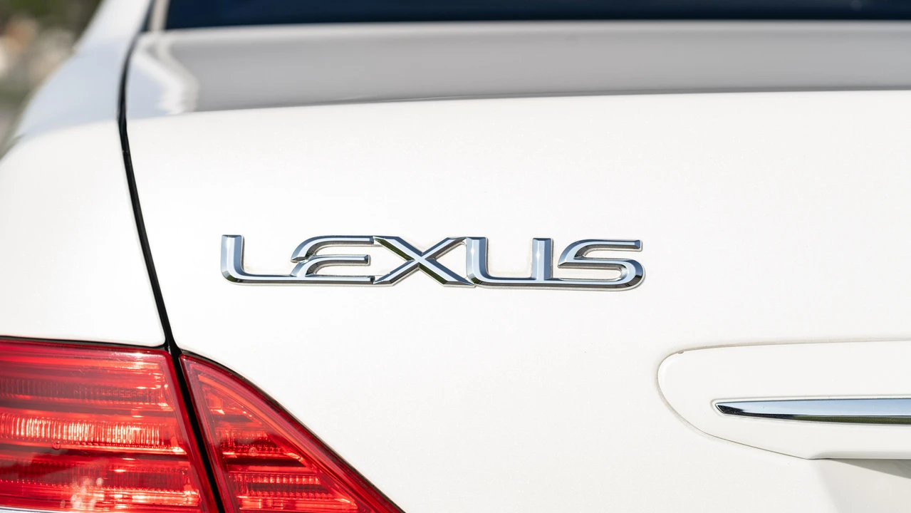 2005 Lexus LS 3rd Gen - Image 28 of 31
