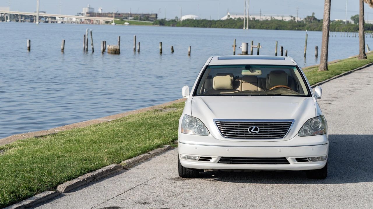 2005 Lexus LS 3rd Gen - Image 6 of 31
