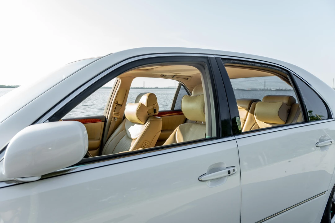 2005 Lexus LS 3rd Gen - Image 24 of 31