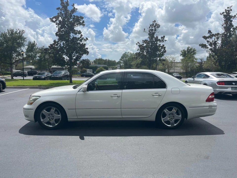 2005 Lexus LS 3rd Gen - Image 9 of 31