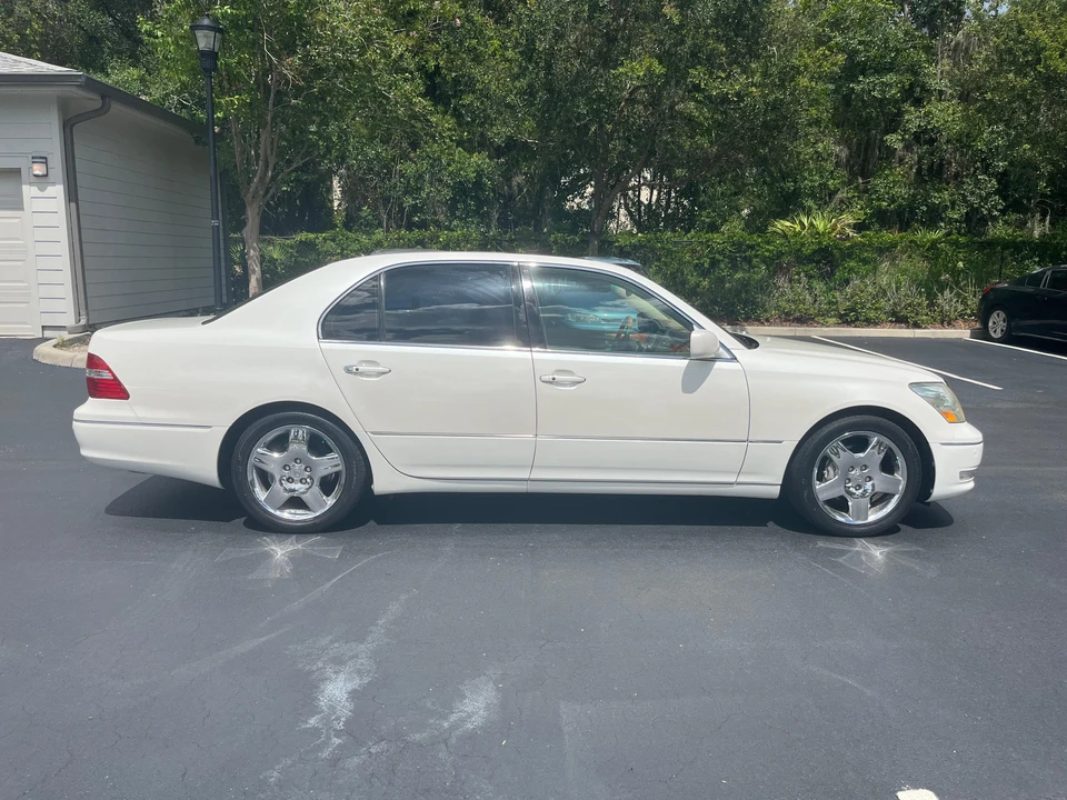 2005 Lexus LS 3rd Gen - Image 17 of 31