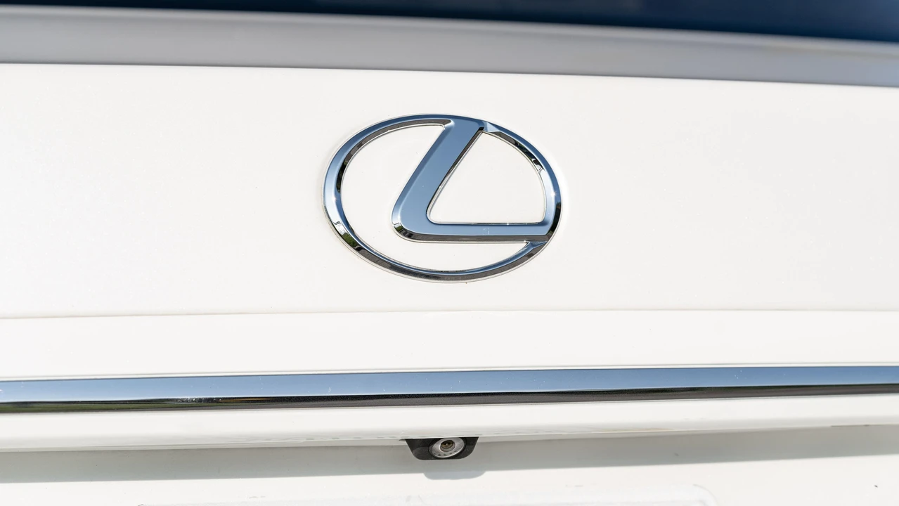 2005 Lexus LS 3rd Gen - Image 29 of 31