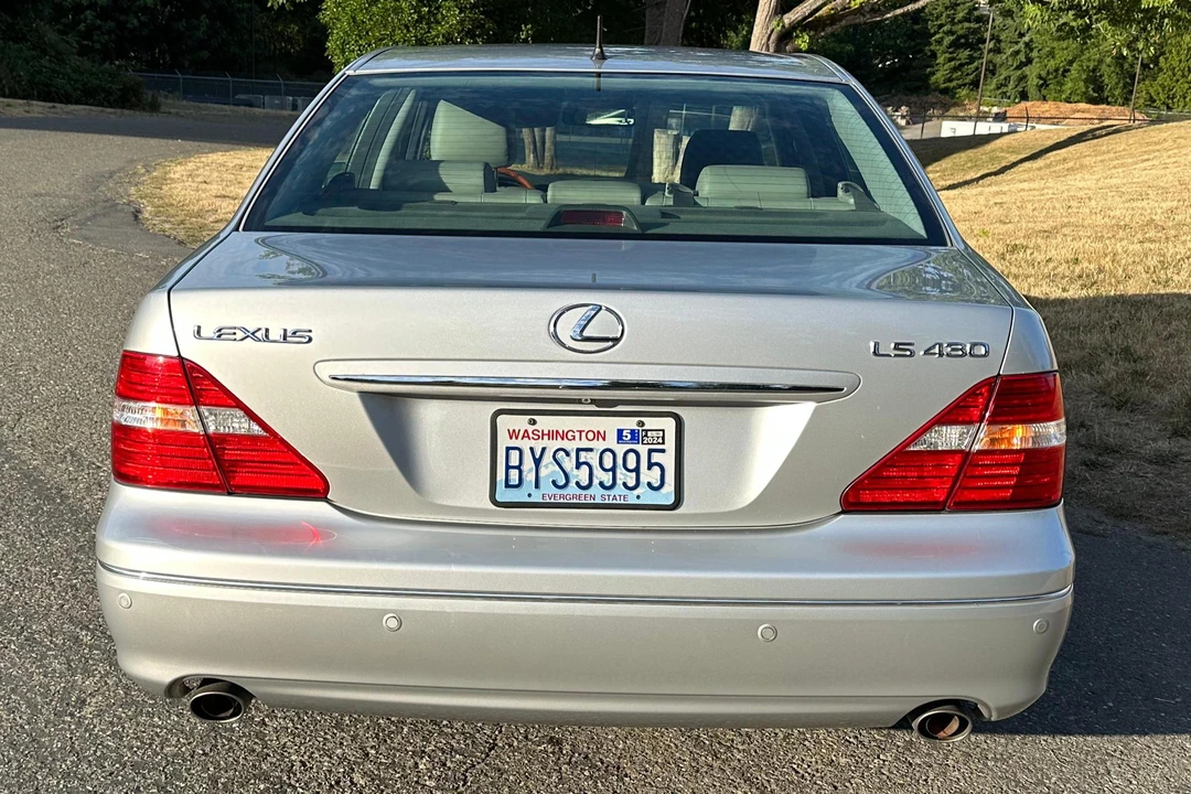 2005 Lexus LS 3rd Gen - Image 5 of 31