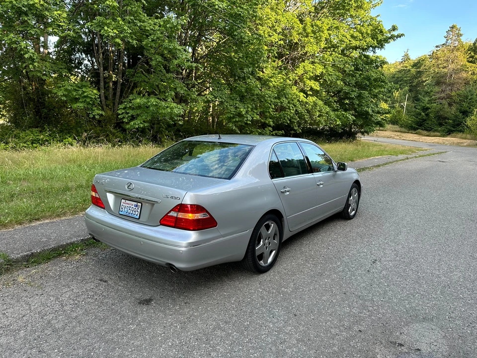 2005 Lexus LS 3rd Gen - Image 13 of 31