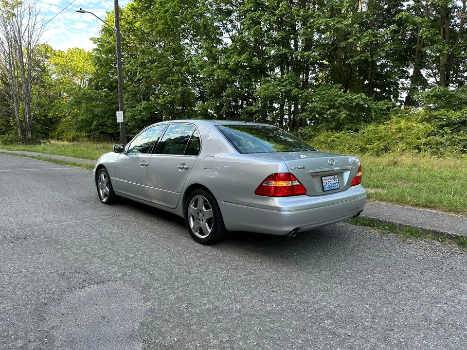 2005 Lexus LS 3rd Gen - Image 10 of 31