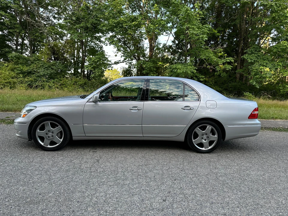 2005 Lexus LS 3rd Gen - Image 9 of 31