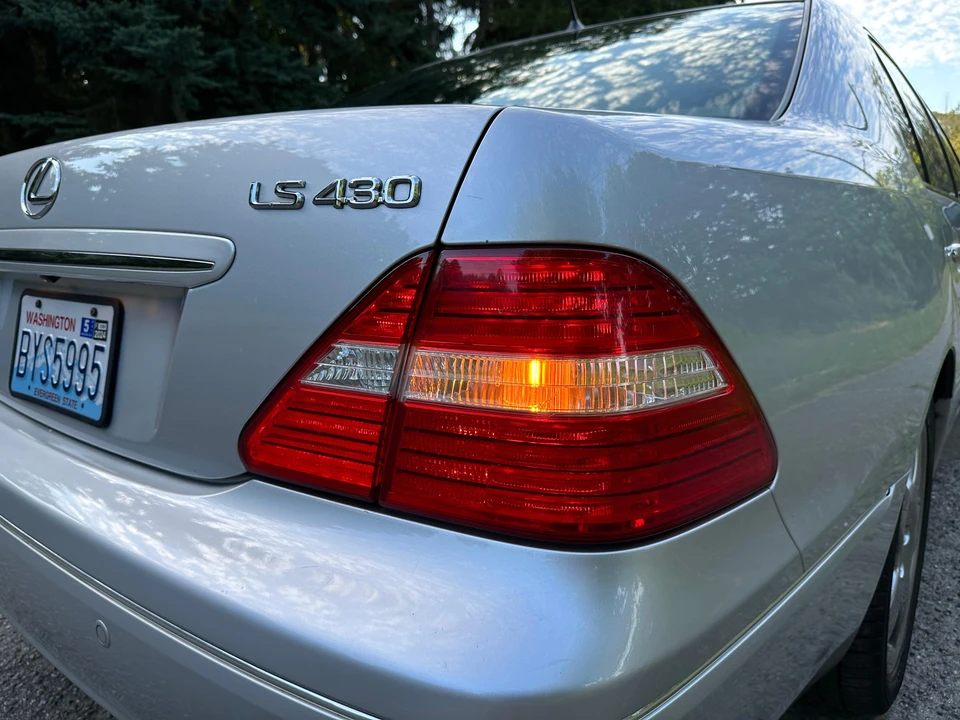 2005 Lexus LS 3rd Gen - Image 25 of 31