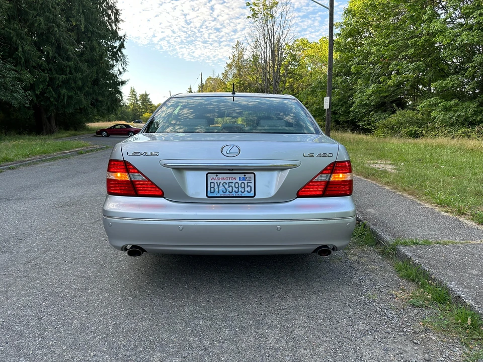2005 Lexus LS 3rd Gen - Image 11 of 31