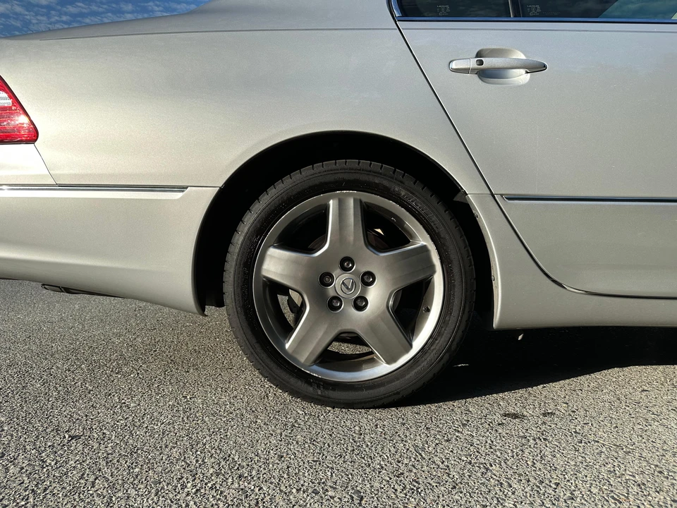 2005 Lexus LS 3rd Gen - Image 27 of 31