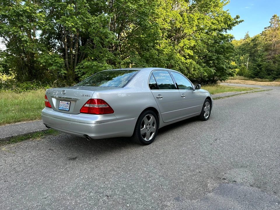 2005 Lexus LS 3rd Gen - Image 12 of 31