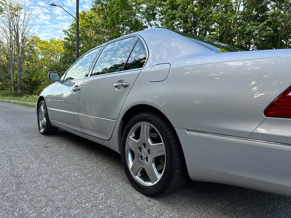 2005 Lexus LS 3rd Gen - Image 23 of 31