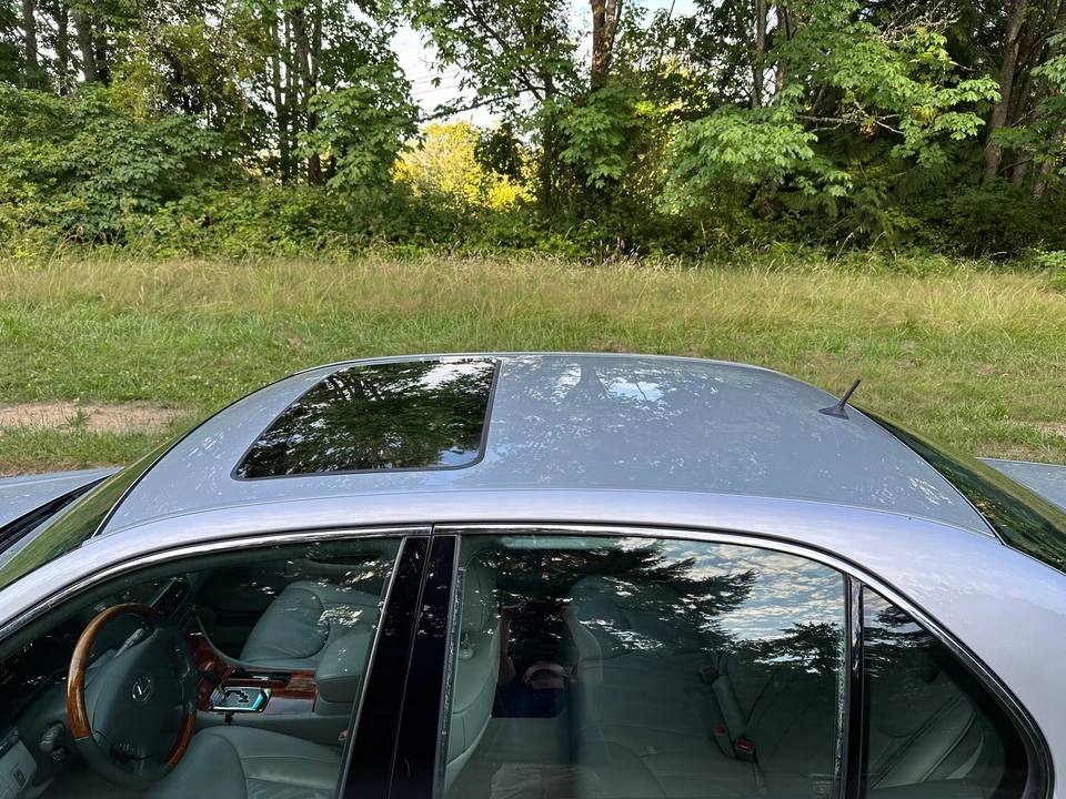 2005 Lexus LS 3rd Gen - Image 22 of 31