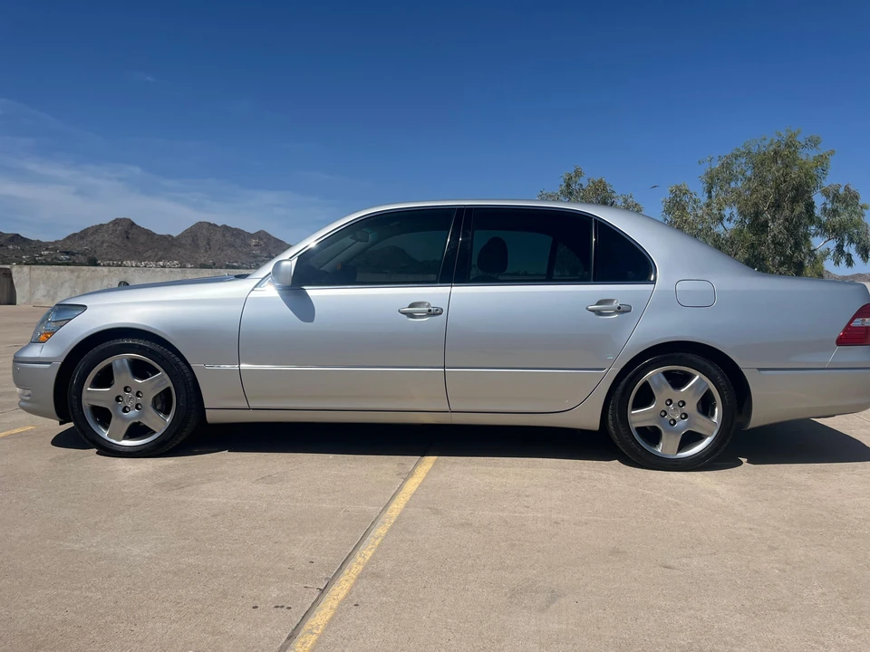 2005 Lexus LS 3rd Gen - Image 13 of 31