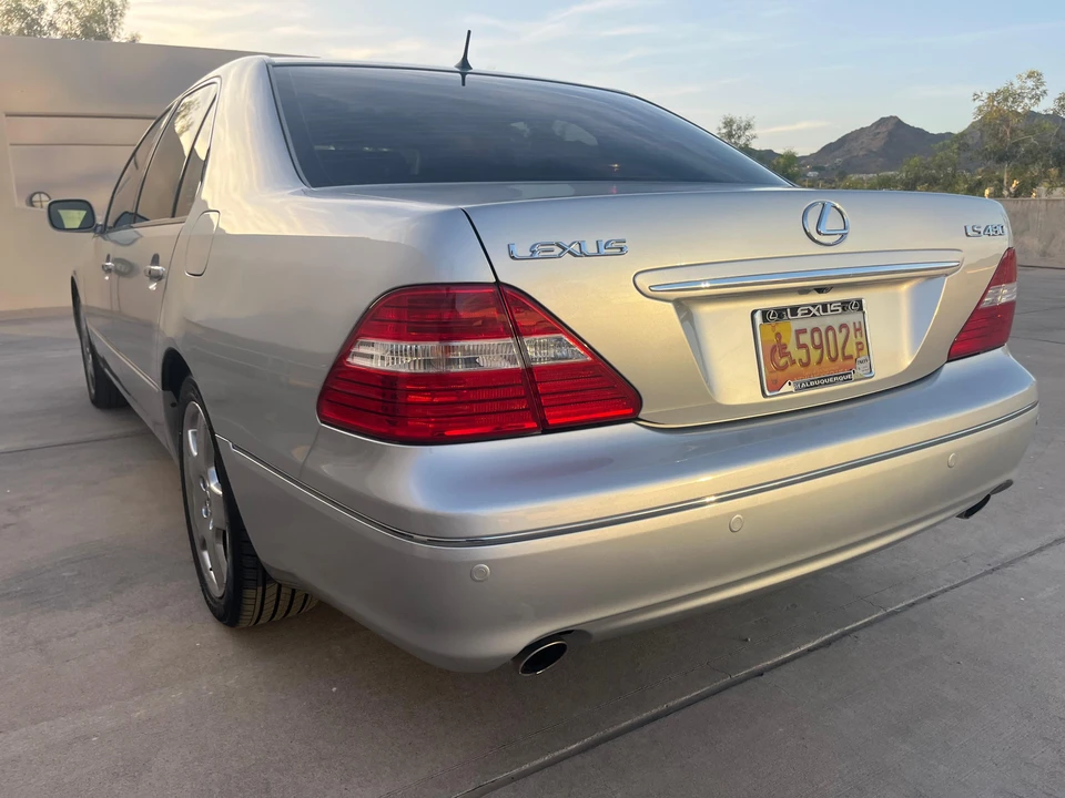 2005 Lexus LS 3rd Gen - Image 16 of 31