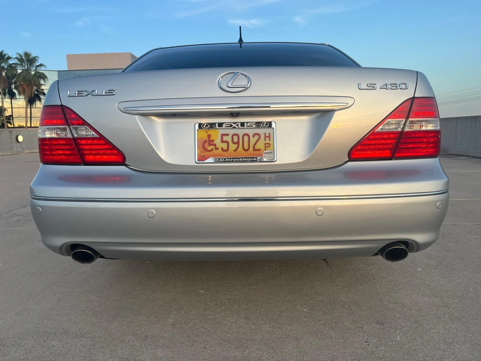 2005 Lexus LS 3rd Gen - Image 17 of 31