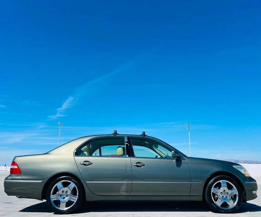 2005 Lexus LS 3rd Gen - Image 10 of 20