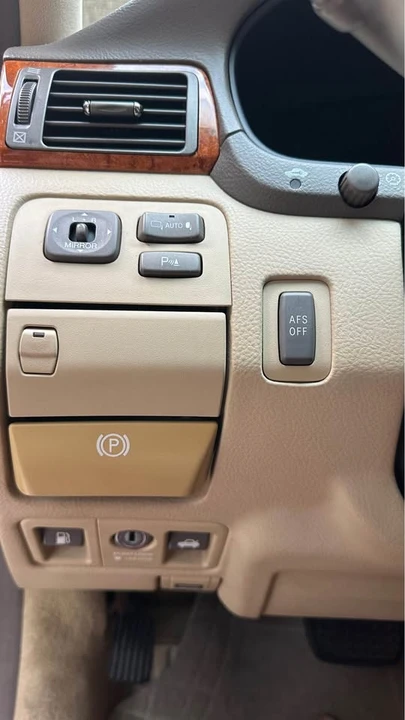 2005 Lexus LS 3rd Gen - Image 15 of 17