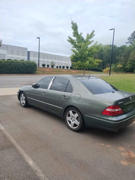 2005 Lexus LS 3rd Gen - Image 4 of 17