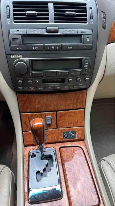 2005 Lexus LS 3rd Gen - Image 16 of 17