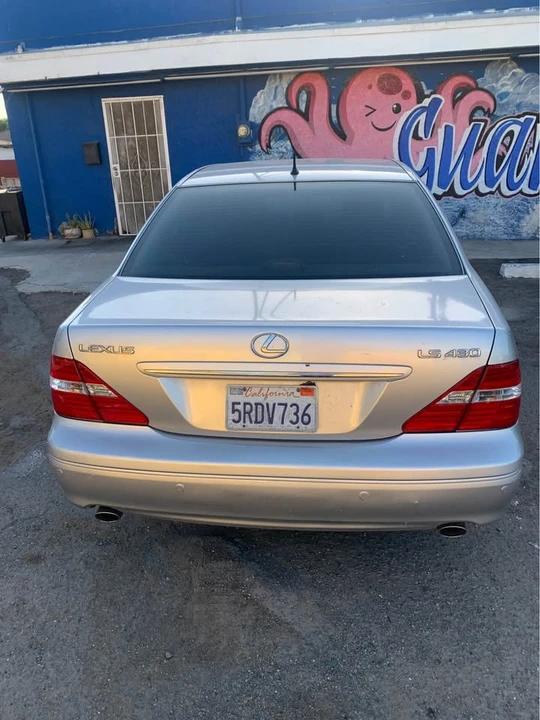 2005 Lexus LS 3rd Gen - Image 2 of 10