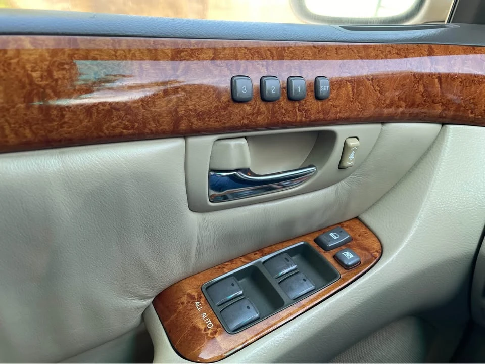 2005 Lexus LS 3rd Gen - Image 18 of 19