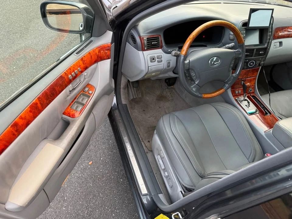 2005 Lexus LS 3rd Gen - Image 5 of 12