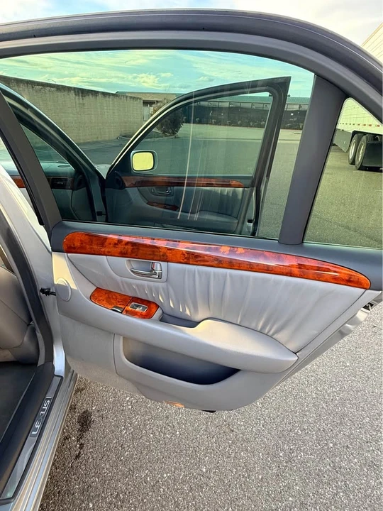2005 Lexus LS 3rd Gen - Image 7 of 15